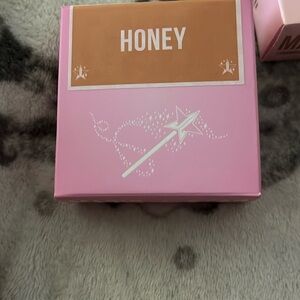 Two setting powder color are honey and  natural
